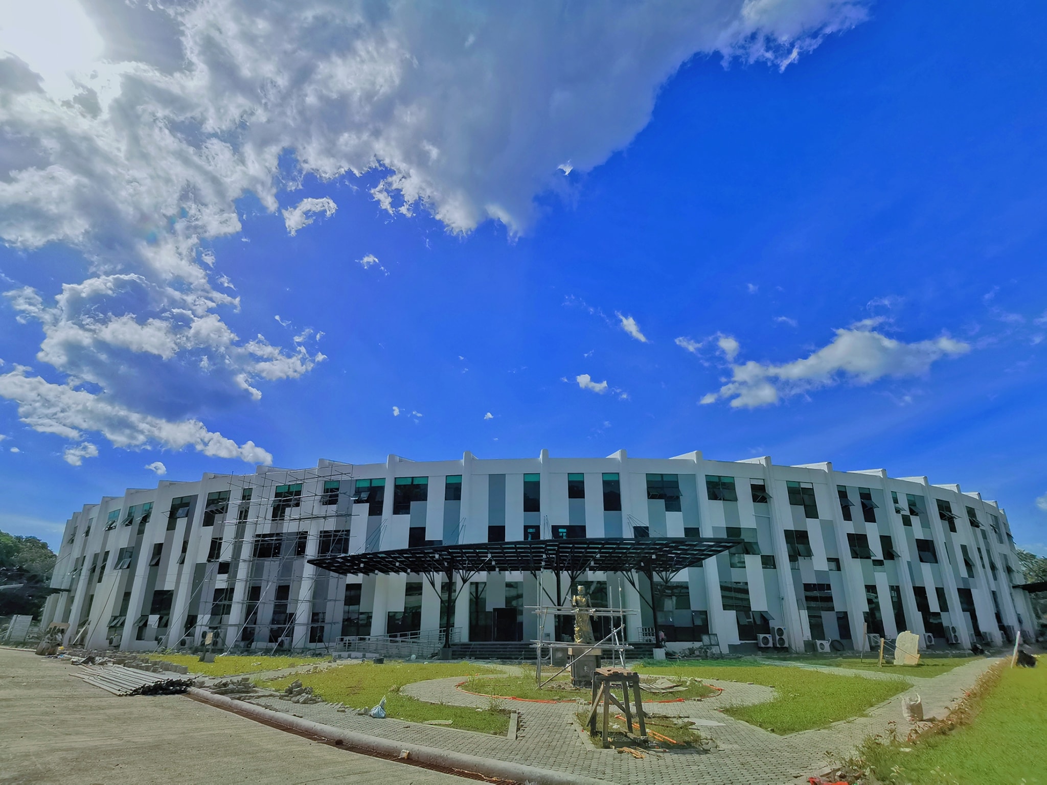 CSU-HERO Learning Commons interior — tiered green reading amphitheatre